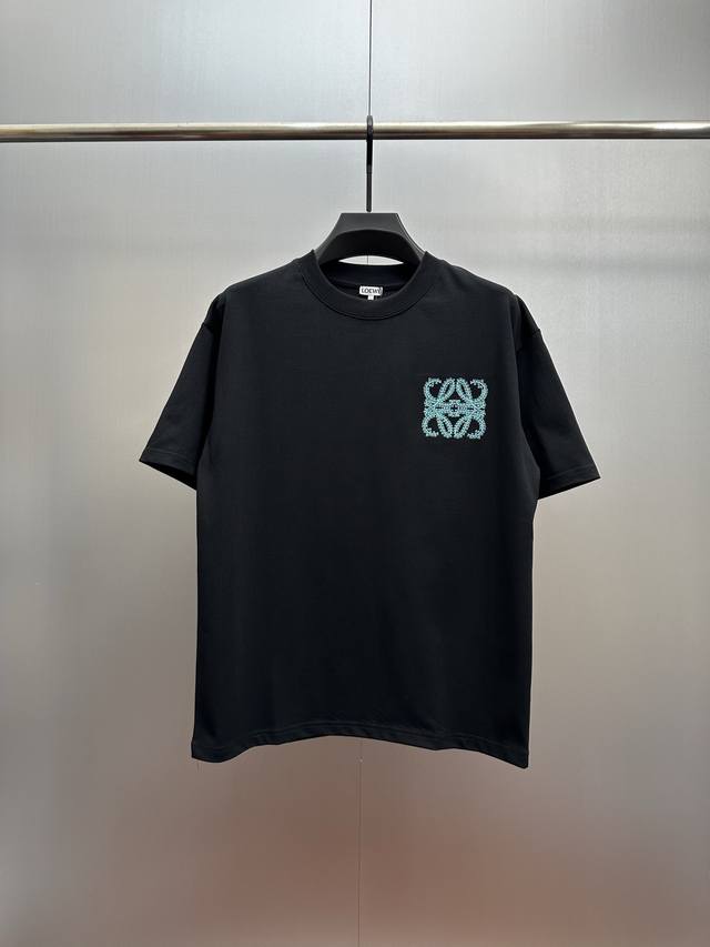 Loewe 罗意威松石绿刺绣短袖 320克重磅面料、罗意威这款黑T堪称夏日宝藏！左胸松石绿Anagram刺绣精致小巧，后背超大号同色系图腾+字母印花，层次感拉满