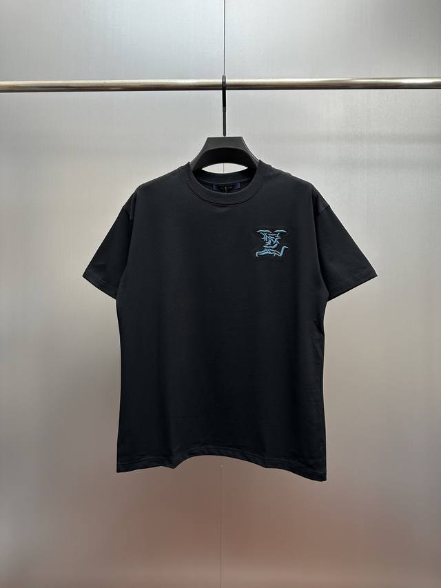 Lv民族风图腾刺绣短袖 320克重磅面料、经典黑T搭配Lv标志性字母图腾，前片立体刺绣简约精致，后背民族风提花贴片吸睛度拉满，复古纹理碰撞潮流设计超有辨识度！