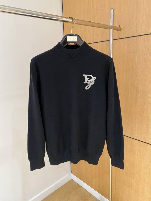 迪奥 中高领毛衣 采用羊毛混纺纱线，保暖性佳，蓬松柔软，加倍呵护肌肤，给你轻如无物的穿着感体验。高品质天然纤维，保障高品质生活。整件采用净色单面工艺，合体留有松