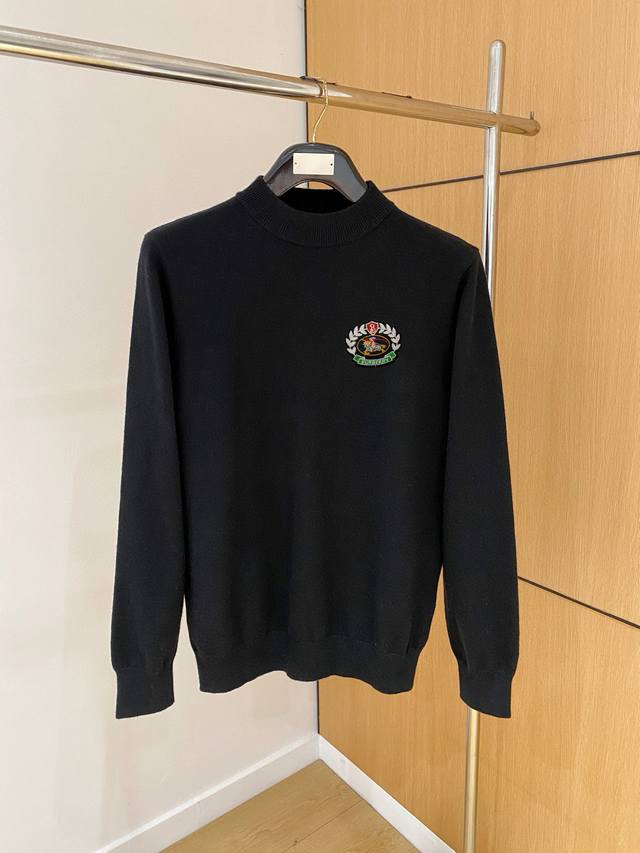 巴宝莉 中高领毛衣 采用羊毛混纺纱线，保暖性佳，蓬松柔软，加倍呵护肌肤，给你轻如无物的穿着感体验。高品质天然纤维，保障高品质生活。整件采用净色单面工艺，合体留有