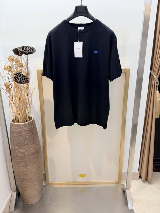 Size：S M L Xl 黑 白两色 男女同款 1973538250061 Cel*Ne 赛* 2026Fw早春新品经典凯旋门刺绣半袖T恤.白色圆领设计，正面
