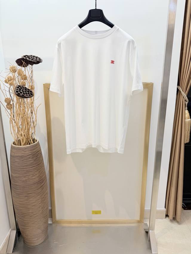 Size：S M L Xl 黑 白两色 男女同 Cel*Ne 赛* 2026Fw早春新品经典凯旋门刺绣半袖T恤.白色圆领设计，正面左胸前精密刺绣“Cel*Ne