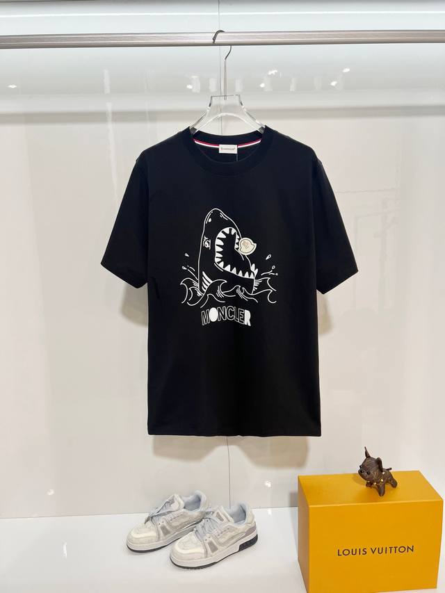 Moncler 蒙口 300克纯棉圆领短袖T恤 品牌经典 鲨鱼字母Logo压花工艺 2025Ss官方同步 高版本 高品质 时尚个性 百搭潮流 纯原品质 原版面料