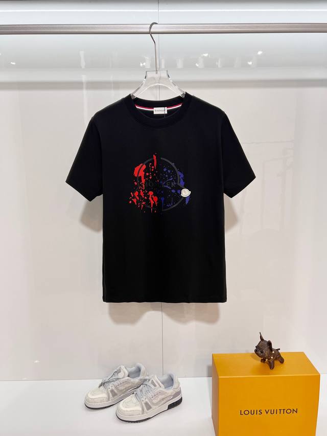 Moncler 蒙口 300克纯棉圆领短袖T恤 品牌经典 拼色泼墨涂鸦字母Logo压花工艺 2025Ss官方同步 高版本 高品质 时尚个性 百搭潮流 纯原品质