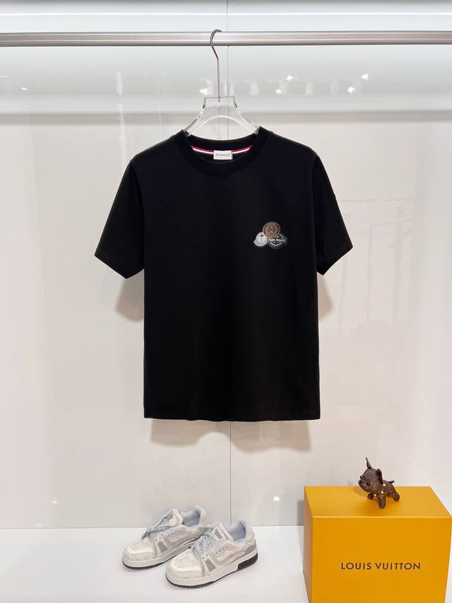 Moncler 蒙口 300克纯棉圆领短袖T恤 品牌经典 徽章字母Logo压花工艺 2025Ss官方同步 高版本 高品质 时尚个性 百搭潮流 纯原品质 原版面料