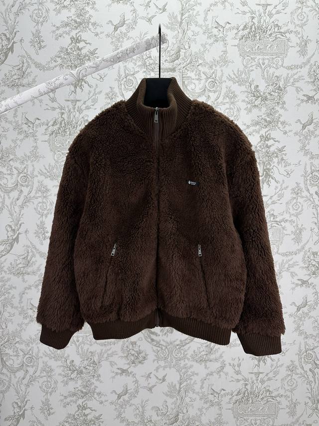 普拉达 25Ss新款抓绒夹克温暖与轻盈以prada风格重新诠释。简洁线条、罗纹针织袖口和低调徽标将这款夹克变成标志性服饰。 码数：S.M.L.