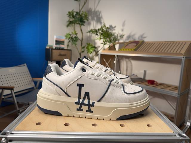 Mlb Chunky Liner 纽约洋基队 增高 学长鞋 舒适百搭 减震耐磨 低帮 板鞋 男女同款 尺码： 35 36 36.5 37.5 38 38.5 3