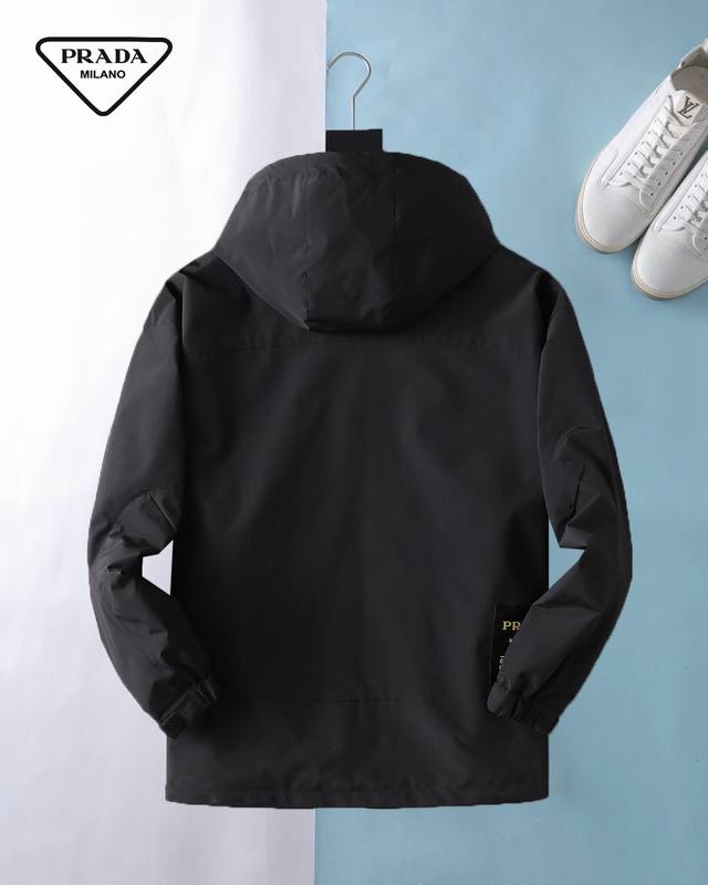 开春爆款！ 普拉达 2026春季新款夹克外套，秀场新品品相非常完美，双面穿舒适保暖，三标齐全色泽饱满诱人，非常出彩的设计，轻松将时髦感进阶，做工极为考究严谨，走