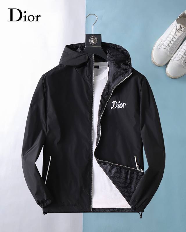 开春爆款！ 迪奥 双面穿，2026春季新款夹克外套，秀场新品品相非常完美，双面穿舒适保暖，三标齐全色泽饱满诱人，非常出彩的设计，轻松将时髦感进阶，做工极为考究严