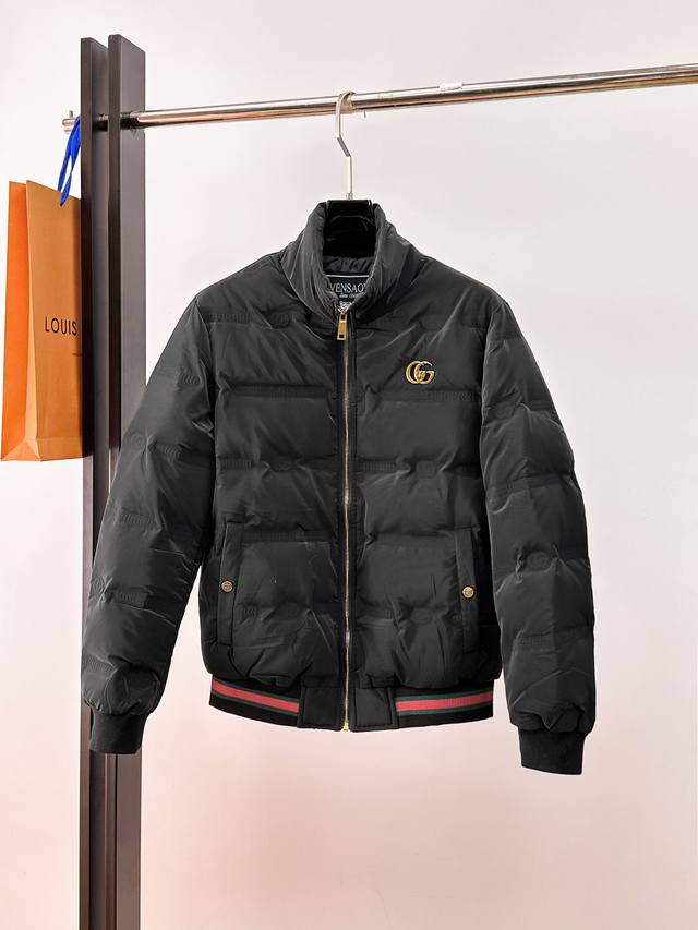 古奇 2026秋冬新款羽绒服。这款号称羽绒服届最贵的，全部90绒的。带着经典的Logo组合搭配，第一眼看到就是满满的视觉冲击，保暖性能更出色，轻便不厚重，且压缩