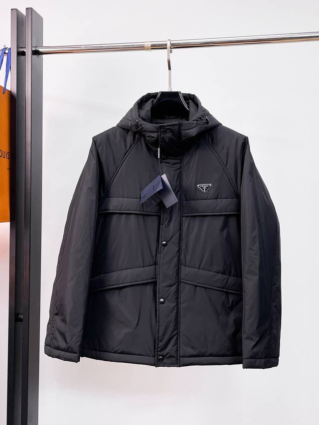 普拉达 2025秋冬新款羽绒棉服 原版1:1订制五金配件全进口原版定制 欢迎专柜对比 绝对的高品质 采用顶级95白鸭绒 超柔软 充羽量蓬松饱满 超级重工 面料做