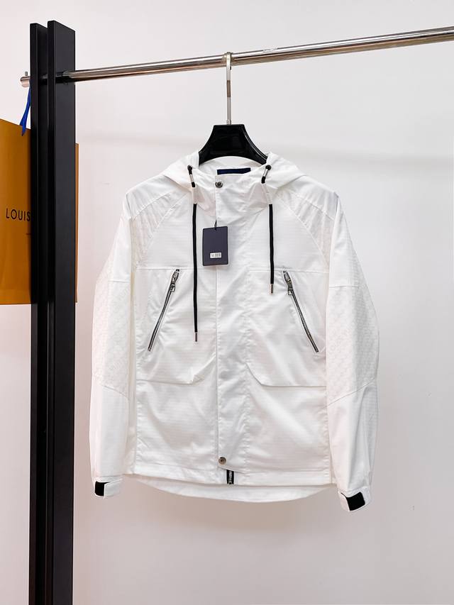 Lv 2026春季新款夹克外套，秀场新品品相非常完美，舒适保暖，三标齐全色泽饱满诱人，非常出彩的设计，轻松将时髦感进阶，做工极为考究严谨，走线工整细致！大牌设计