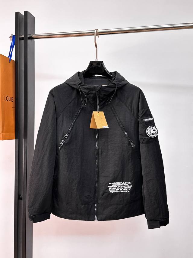 巴宝莉 2026春季新款夹克外套，秀场新品品相非常完美，舒适保暖，三标齐全色泽饱满诱人，非常出彩的设计，轻松将时髦感进阶，做工极为考究严谨，走线工整细致！大牌设