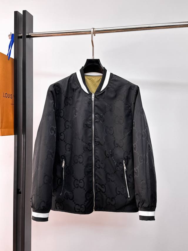 古奇 双面穿，2026春季新款夹克外套，秀场新品品相非常完美，舒适保暖，三标齐全色泽饱满诱人，非常出彩的设计，轻松将时髦感进阶，做工极为考究严谨，走线工整细致！