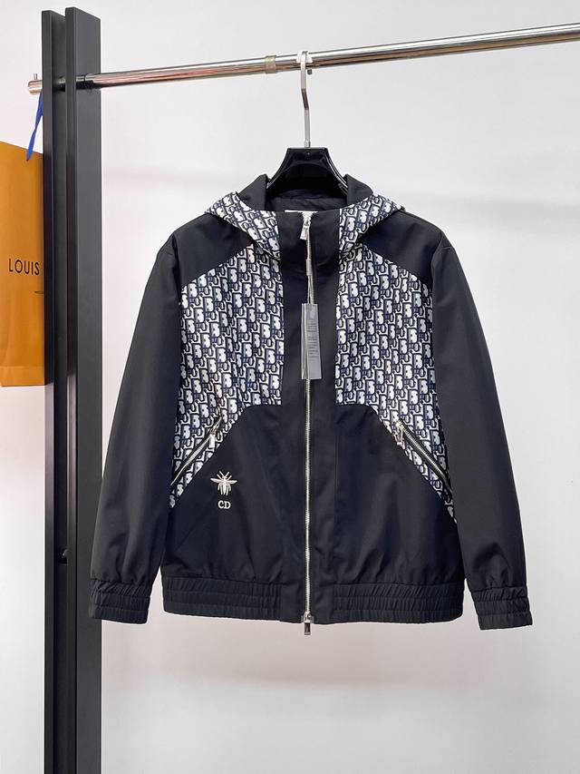 迪奥 025春季新款夹克外套，秀场新品品相非常完美，舒适保暖，三标齐全色泽饱满诱人，非常出彩的设计，轻松将时髦感进阶，做工极为考究严谨，走线工整细致！大牌设计师