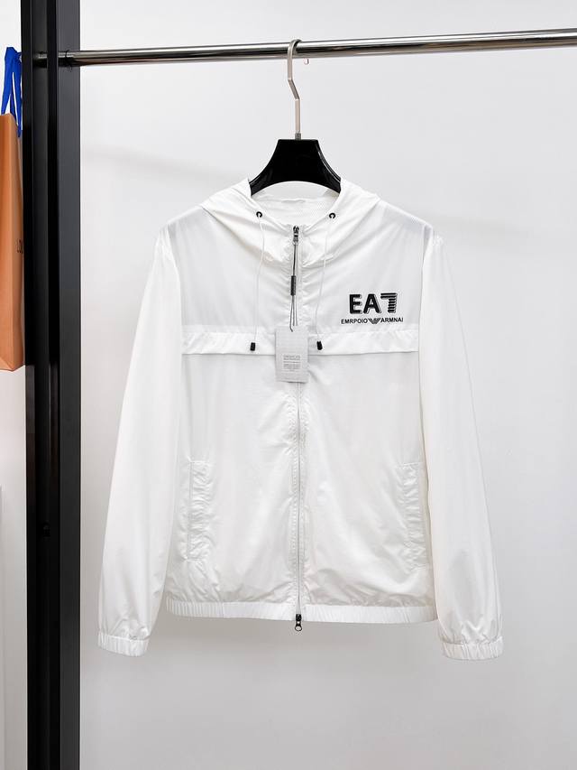 阿玛尼 2026春季新款夹克外套，秀场新品品相非常完美，舒适保暖，三标齐全色泽饱满诱人，非常出彩的设计，轻松将时髦感进阶，做工极为考究严谨，走线工整细致！大牌设