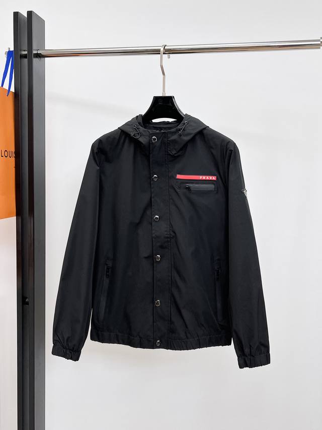 普拉达 2026春季新款夹克外套，秀场新品品相非常完美，舒适保暖，三标齐全色泽饱满诱人，非常出彩的设计，轻松将时髦感进阶，做工极为考究严谨，走线工整细致！大牌设