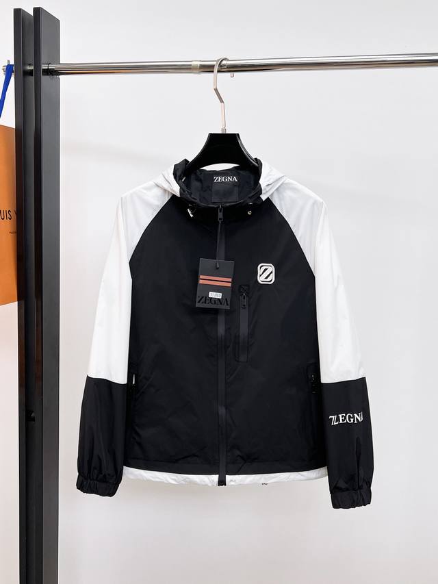 杰尼亚 2026开春新款男士夹克外套，原单三标齐全高端版本！专柜定制面料 透气舒适度高，细节无可挑剔，品牌元素设计理念，专业代购级体现高品质。手感细腻柔软！呈现