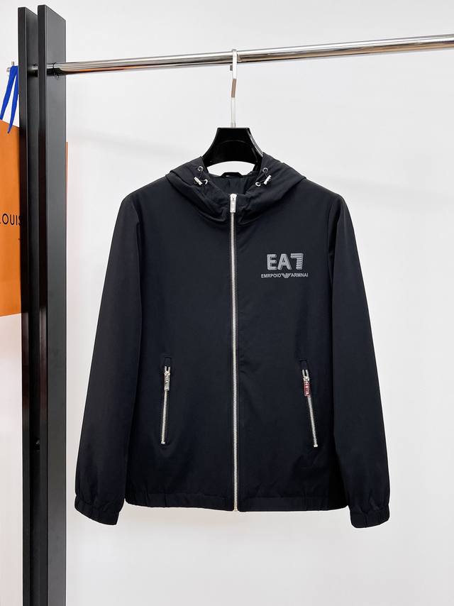 阿玛尼 2026春季新款夹克外套，秀场新品品相非常完美，舒适保暖，三标齐全色泽饱满诱人，非常出彩的设计，轻松将时髦感进阶，做工极为考究严谨，走线工整细致！大牌设