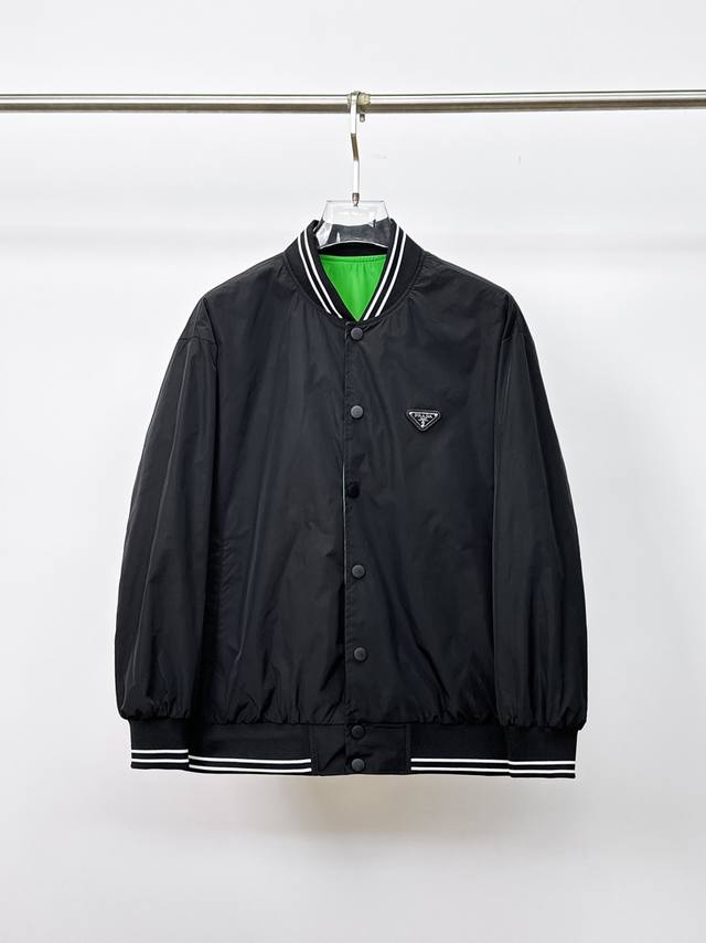 普拉达 双面穿，2026春季新款夹克外套，秀场新品品相非常完美，舒适保暖，三标齐全色泽饱满诱人，非常出彩的设计，轻松将时髦感进阶，做工极为考究严谨，走线工整细致