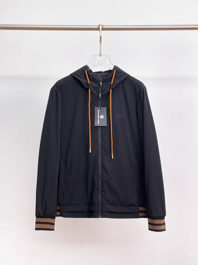 杰尼亚 2026春季新款夹克外套，秀场新品品相非常完美，舒适保暖，三标齐全色泽饱满诱人，非常出彩的设计，轻松将时髦感进阶，做工极为考究严谨，走线工整细致！大牌设