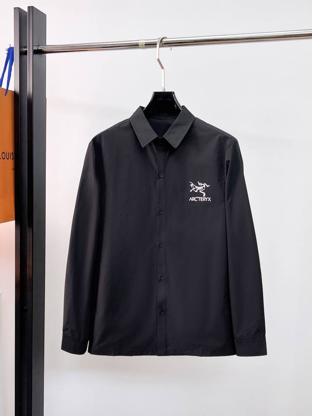 始祖鸟 高端休闲系列！2026开春新品专柜休闲长袖衬衫！品牌最新元素Logo重工设计 无痕剪裁 进口80支的超高支纱棉，手感柔滑舒适，弹性佳 软软细腻 不易起球