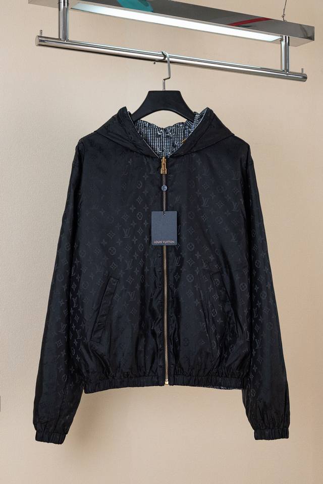 Zp版本［独家供应］反面效果 Louis Vuitton 双面连帽雨滴印花防风外套 这款轻盈的双面防风外套，呈现两种迥异风情：一面生动的 Monogram Wa