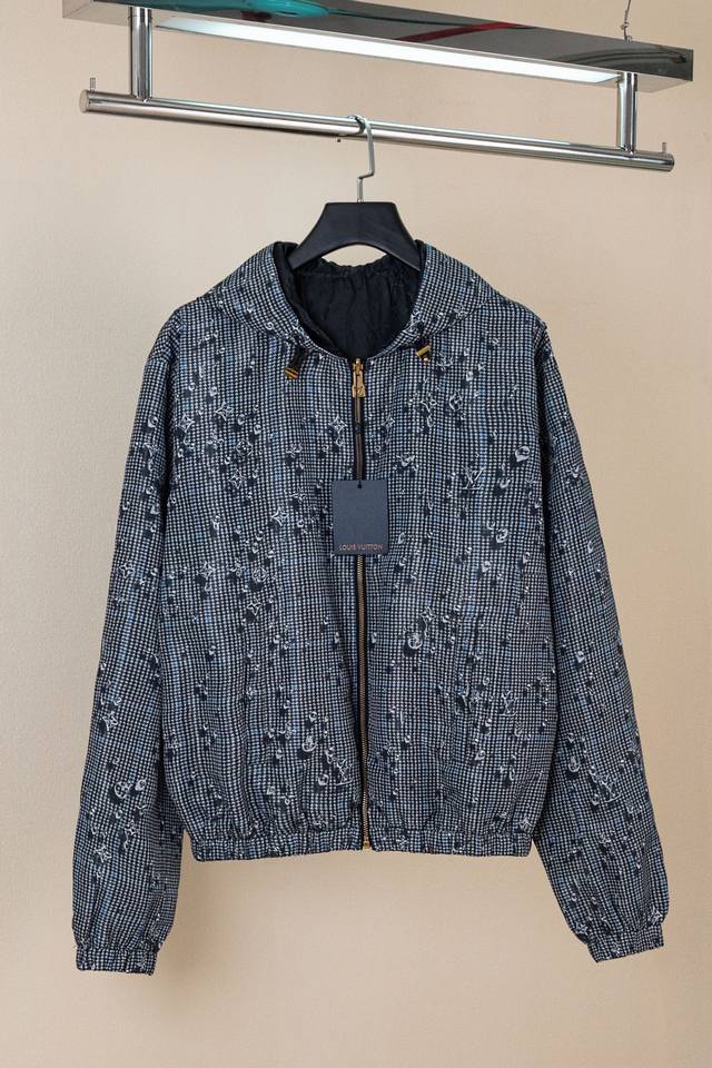 Zp版本［独家供应］正面效果 Louis Vuitton 双面连帽雨滴印花防风外套 这款轻盈的双面防风外套，呈现两种迥异风情：一面生动的 Monogram Wa