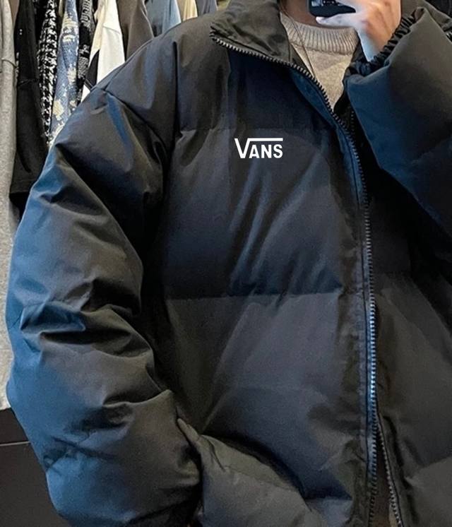 Vans万斯立领面包棉服百搭情侣款 主打宽松版型超百搭！简约时尚还有型！妥妥高品质！谁买谁知道！穿着跟睡在被子里一样！非常暖和！非常柔软！穿着非常舒服！百搭情侣