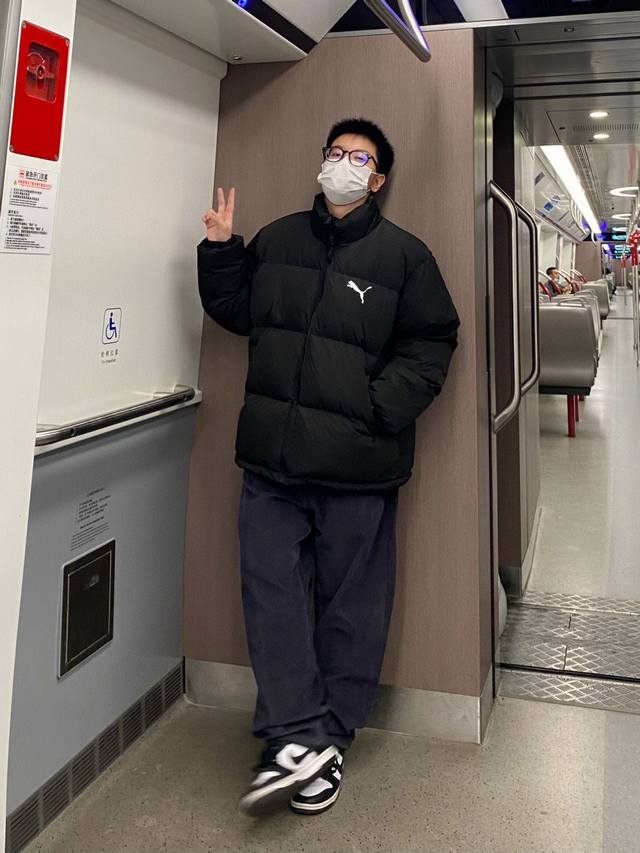 彪马 puma 经典胸前白标小猎豹 立领棉服 拉上拉链 打造puma风格造型 无需在时尚和舒适间做取舍 内在的温暖 与廓形的硬朗立体相呼应 实现功能与造型并存的