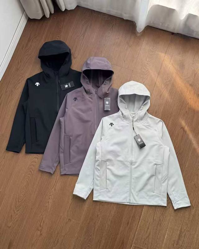 上新 Descente迪桑特25秋冬新品 男士顶尖软壳户外运动训练冲锋衣外套！品相一级棒！客供五金面料！全天候户外运动训练徒步登山必备！顶尖软壳材质！内里是全压