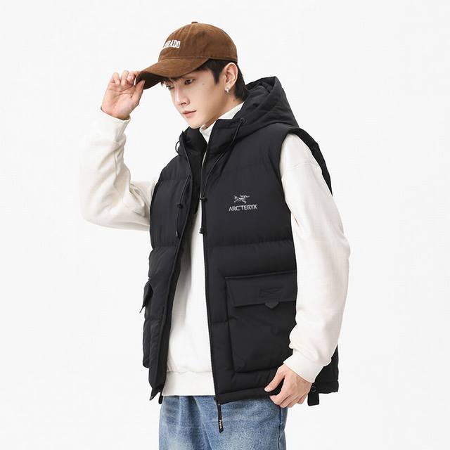 始祖鸟 25冬款上新羽绒棉马甲 ，专柜经典款 预寒神器 百搭款， 科技御寒，专对亚洲人体设计 肩颈保护，采用石墨烯材质 ，导热性能好，35°度恒温保暖，24小时