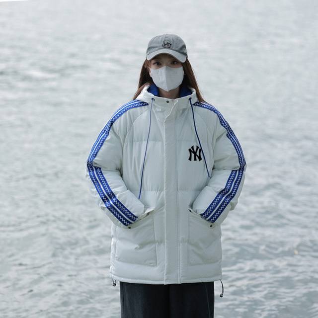 Mlb Ny洋基队 冬季海外版限定织带拼接工装连帽羽绒棉服棉衣外套，男女同款。 棉服手臂采用双层撞色波纹织带拼接设计，设计感十足，抽绳防风连帽设计，防止外界冷气
