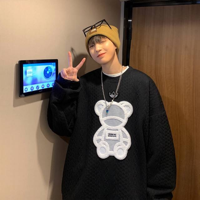 Adidas 阿迪达斯三叶草 卡通小熊贴布提花圆领套头卫衣上衣，男女同款。 整件卫衣采用个性提花工艺设计，层次分明，胸前卡通小熊立体贴标设计，领口下方三叶草立体