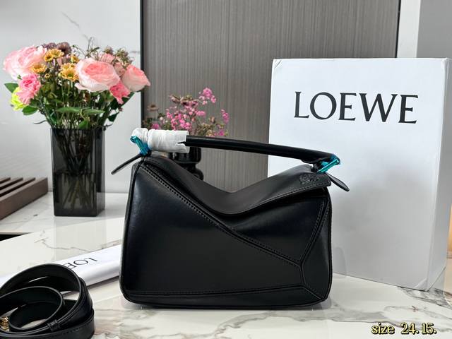 配盒 24*15Cm Loewe 几何包puzzle 23 焦糖色，一眼看中！ 很有质感的颜色， 显得包包特别高级。 牛皮品质！ 完全Hold住！
