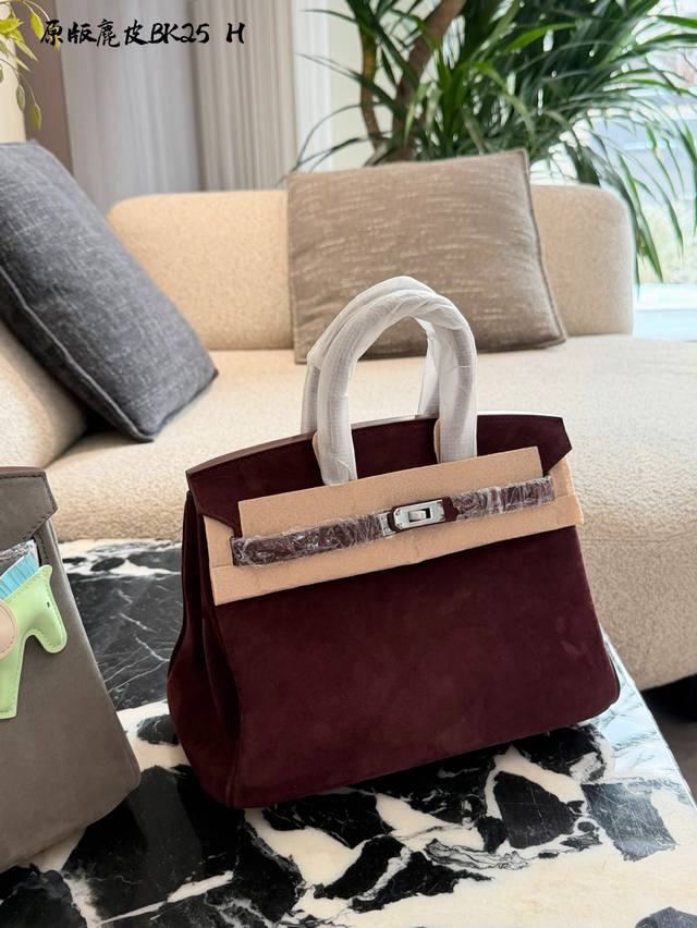 爱马仕麂皮Birkin 25手袋 这款爱马仕Birkin 25手袋采用Grizzly麂皮，金棕色搭配Swift皮拼接和淡金扣，质感柔软毛茸茸，秋冬氛围感满满。2