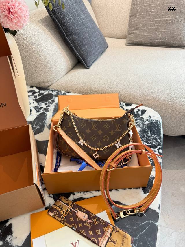 Lv 麻将包改造包 Lv 经典Monogram老花帆布+牛皮饰边，金属链条点缀，复古又时髦。弧形包型灵感来自牛角，容量适中，手机、粉饼、钥匙都能装下，通勤出街都