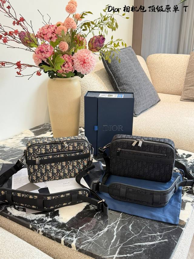 顶级原单 Oblique 蓝色老花拉链包 #发现我的女性力量 Oblique 蓝色老花拉链包，简洁大方的包形，男生女生背都好好看，小巧轻便空间大，容量可观，充电