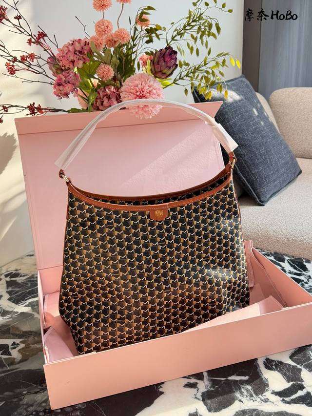 Moynat Hobo包 这是Moynat品牌的Hobo包，采用经典M字帆布设计，搭配柔软无内里结构和极简线条，轻盈且容量大。这款包适合日常通勤、度假旅行等多种