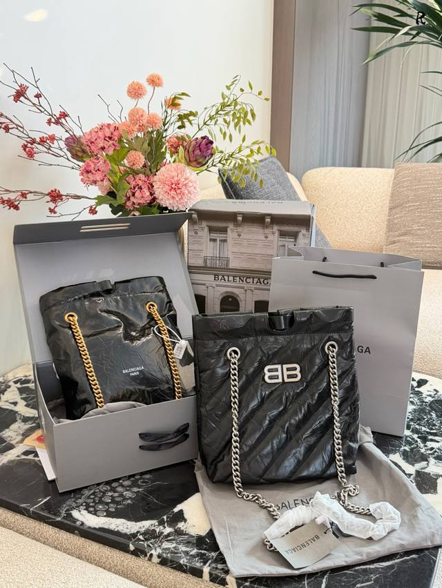 绣线p 平纹p280 巴黎世家Crush垃圾袋 巴黎世家Crush系列Tote手袋，因褶皱造型被称为“垃圾袋”。采用绗缝压褶小牛皮，柔软轻盈，搭配银色金属Bb徽