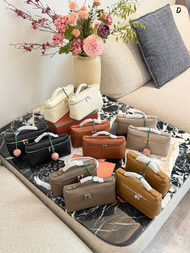 Loro piana L19饭盒包 Loro piana Extra pocket L19饭盒包，采用头层磨砂牛皮，内衬羊皮，手感柔软细腻，质感满分+。巧克力棕