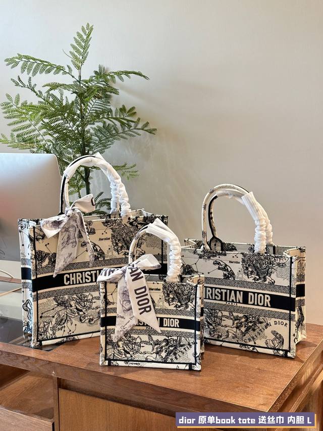 Dior迪奥Tote托特包 购物包 星座图案刺绣 这款Book Tote手袋灵感来自女装创意总监玛丽亚 嘉 茜娅.蔻丽 Maria Grazia Chiuri