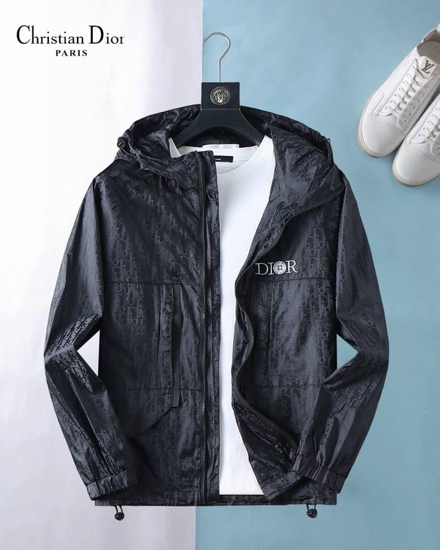 迪奥 2026春季新款夹克外套，秀场新品品相非常完美，舒适保暖，三标齐全色泽饱满诱人，非常出彩的设计，轻松将时髦感进阶，做工极为考究严谨，走线工整细致！大牌设计
