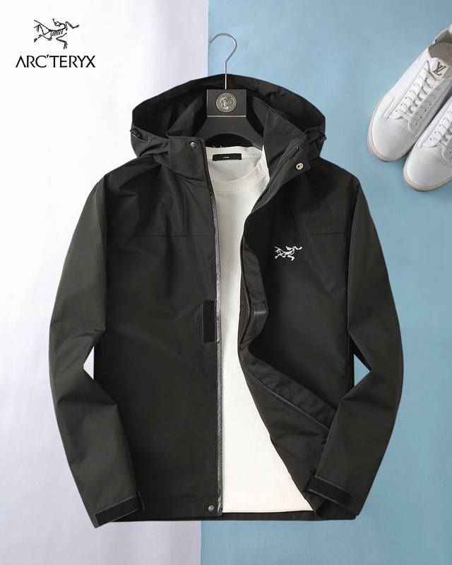 始祖鸟 2026春季新款夹克外套，秀场新品品相非常完美，舒适保暖，三标齐全色泽饱满诱人，非常出彩的设计，轻松将时髦感进阶，做工极为考究严谨，走线工整细致！大牌设