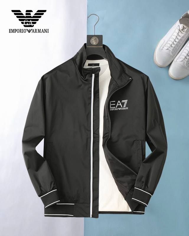 阿玛尼 2026春季新款夹克外套，秀场新品品相非常完美，舒适保暖，三标齐全色泽饱满诱人，非常出彩的设计，轻松将时髦感进阶，做工极为考究严谨，走线工整细致！大牌设