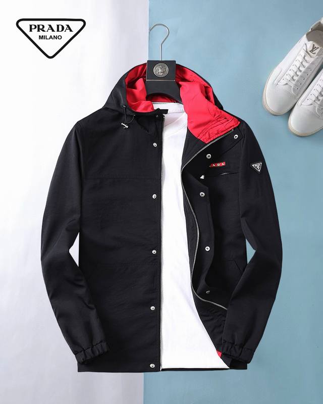 开春爆款！ 普拉达 2026春季新款夹克外套，秀场新品品相非常完美，舒适保暖，三标齐全色泽饱满诱人，非常出彩的设计，轻松将时髦感进阶，做工极为考究严谨，走线工整