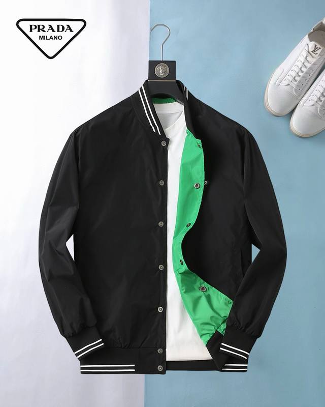 开春爆款！ 普拉达 双面穿，2026春季新款夹克外套，秀场新品品相非常完美，舒适保暖，三标齐全色泽饱满诱人，非常出彩的设计，轻松将时髦感进阶，做工极为考究严谨，