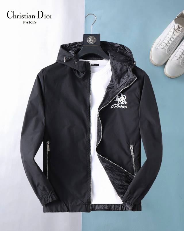 开春爆款！ 迪奥 双面穿，2026春季新款夹克外套，秀场新品品相非常完美，舒适保暖，三标齐全色泽饱满诱人，非常出彩的设计，轻松将时髦感进阶，做工极为考究严谨，走