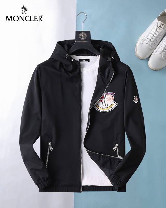 开春爆款！ 蒙口 2026春季新款夹克外套，秀场新品品相非常完美，双面穿舒适保暖，三标齐全色泽饱满诱人，非常出彩的设计，轻松将时髦感进阶，做工极为考究严谨，走线