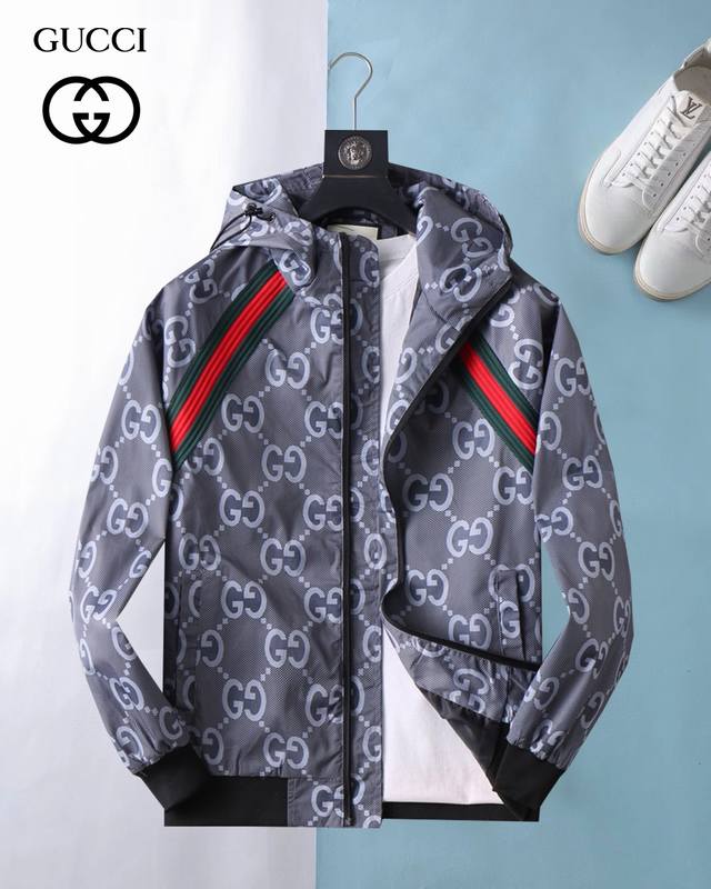 开春爆款！ 古奇 2026春季新款夹克外套，秀场新品品相非常完美，双面穿舒适保暖，三标齐全色泽饱满诱人，非常出彩的设计，轻松将时髦感进阶，做工极为考究严谨，走线